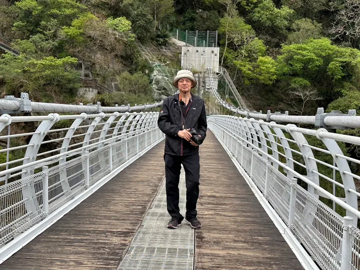 【JB在山月吊橋上,佳源攝。】
