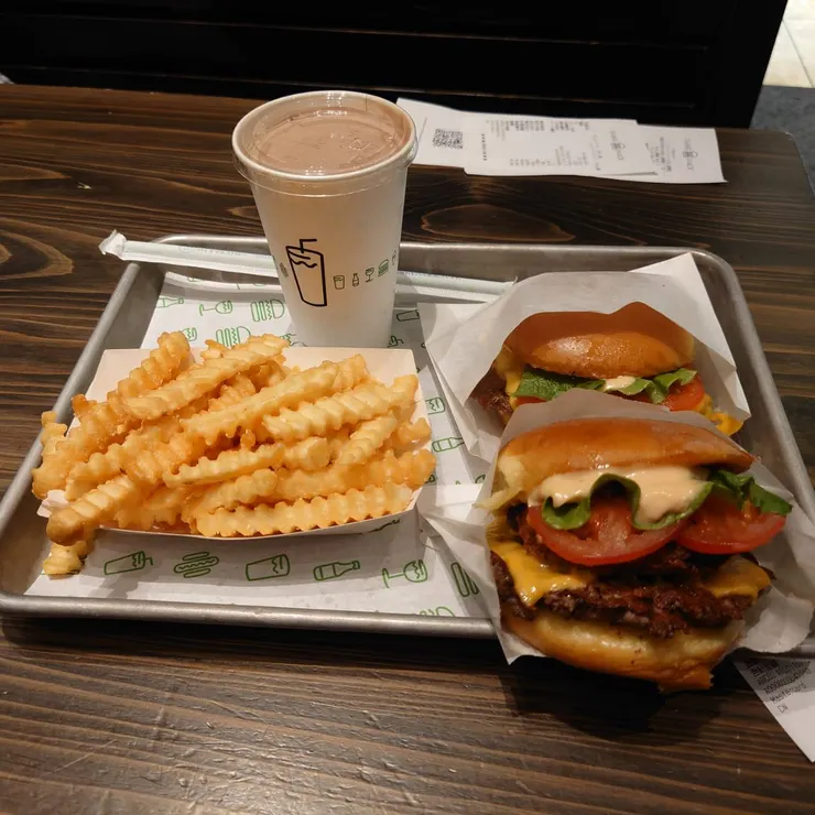 招牌牛肉堡+芝士蘑菇堡+薯條+巧克力奶昔
