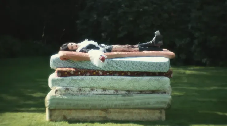 這一幕彷彿在訴說:愛上你/妳，就像躺在數張床墊上舒服舒適。(圖片來源:MV截圖)