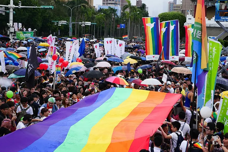 2016年遊行人士共持彩虹旗, By KOKUYO, via Wikimedia Commons