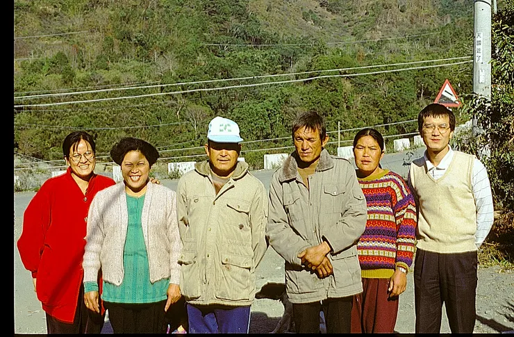 【全家合照】(左起)三姐、大嫂、大哥、二哥、二嫂、啟明老師。（啟明．拉瓦提供）