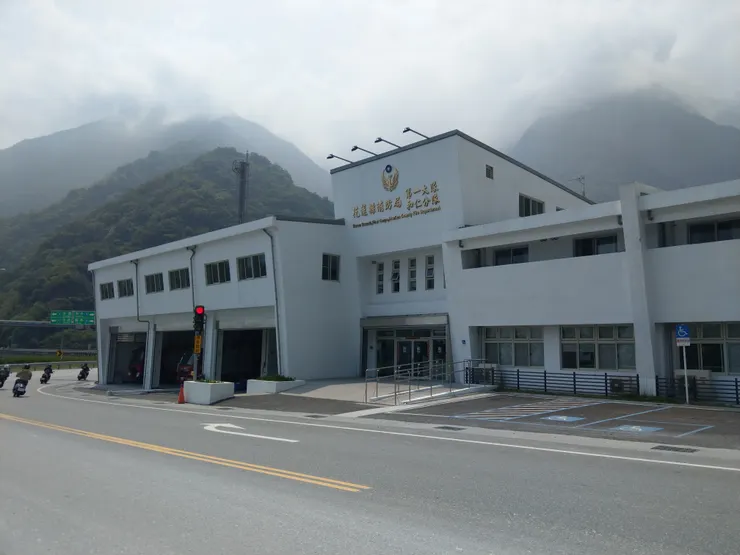 台9丁上的和仁消防分隊。過消防隊後，台9線與台9丁又是共構路段。