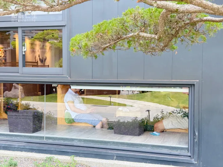 從窗外可以看到已經有人在泡腳｜春秋山林 快哉亭