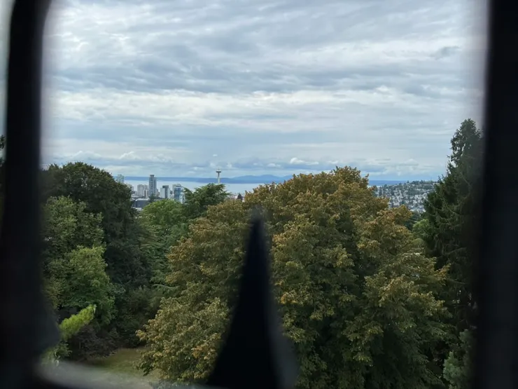 這是水塔頂樓從窗櫺看出去的景，看到Space Needle了嗎（在正中間）？The observatory deck in the water tower.