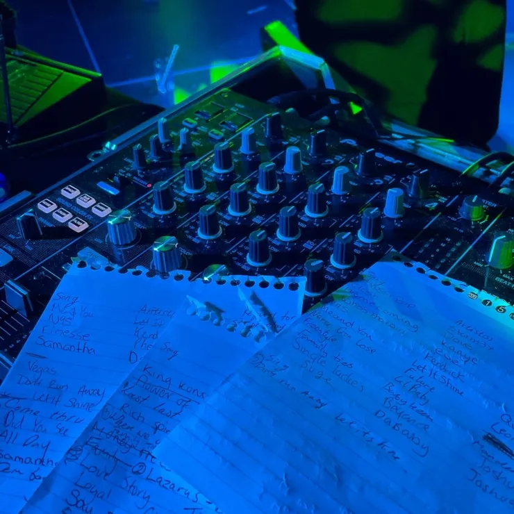 DJ的工作檯以及歌曲點播單。