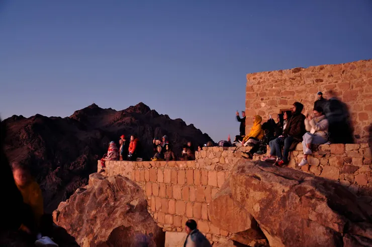 一起等待日出的人們