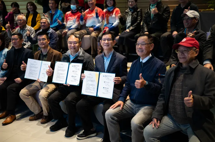 合作方大合照，右起：師大環教所方偉達教授、勤美集團林廷芳董事長、山盟吳祖光理事長、林保署台中分署張弘毅分署長、東海大學熱帶生態學與生物多樣性研究中心江智民主任、歐都納程鯤董事長