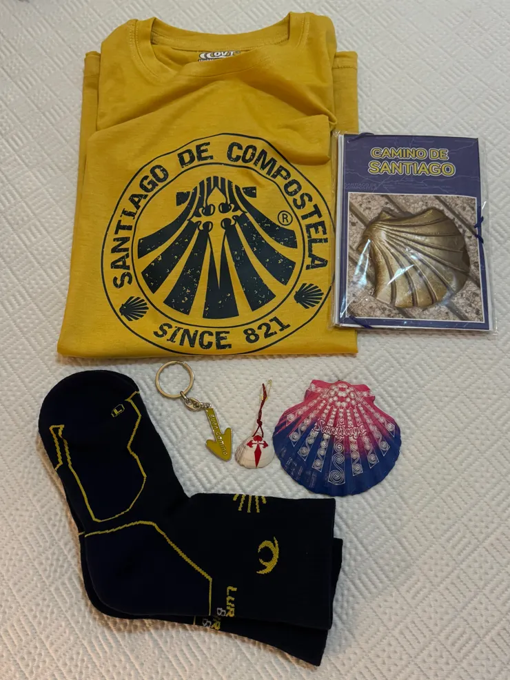 街上有超市，洗衣店，運動用品店，禮品店，紀念品店。 聽Maggie說有些商店的朝聖小物別的地方買不到，錯過會遺憾哦～🤭