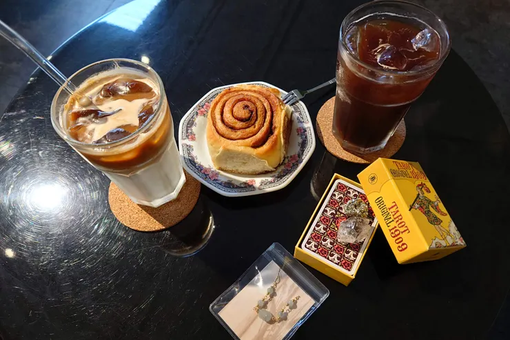 下午茶時光，把我的迷你版偉特牌跟我們的午茶擺一起合照一張。