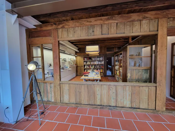 古洋房保留紅磚地板及木造隔間