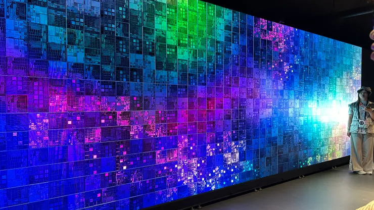 TECH WORLD 館的彩色晶片牆