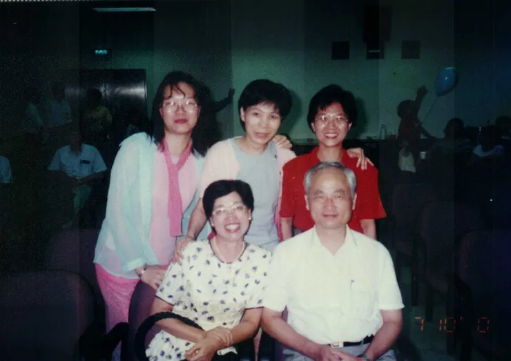 【惟一場長把單位當做大家庭經營，成員如今縱散布各方仍感懷不已！偕夫人與煤場女性同仁合影(2000/7/10)】