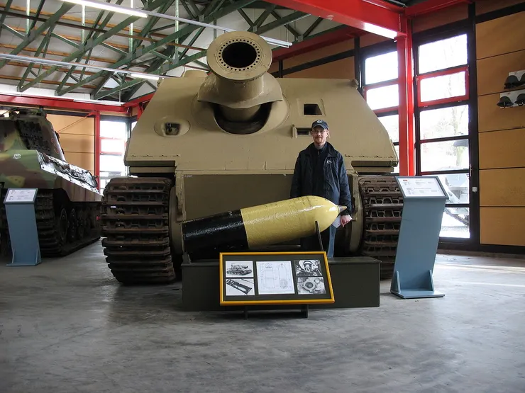 在位於蒙斯特市的德國戰車博物館（Deutsches Panzermuseum）中的突擊虎正面圖；從照片中可以看到有如胡椒粉瓶的砲口以及右前方的MG34機槍。
