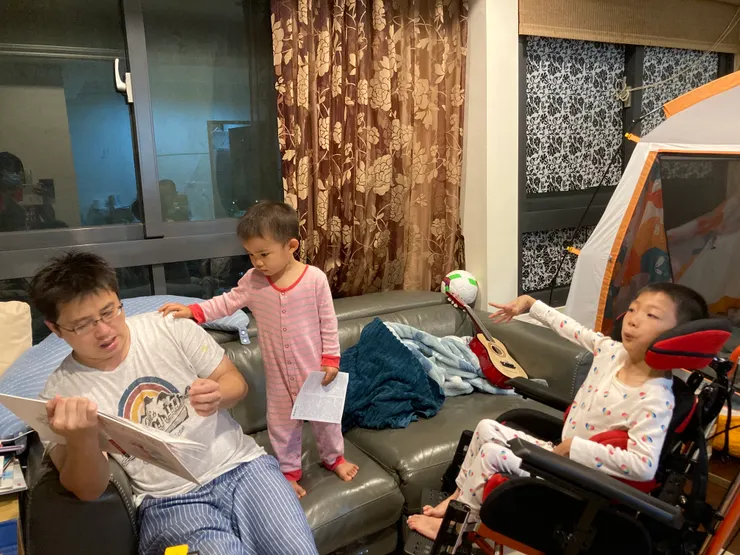 親子共讀~爸爸正在讀故事書給祐懿聽。祐祐舉手說：「我看不到啦！」20210423 