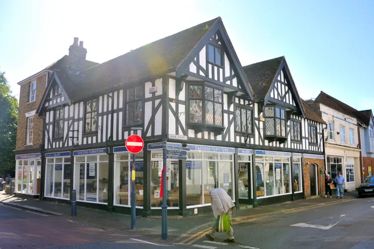 【大清早街巷靜寂！這棟令人印象深刻的建物是傢俱行，細看鏡頭中出現的3個人都有相當年紀。】