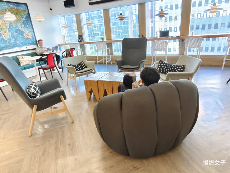 舒服的沙發和高背椅讓會員可午休和休息,充電後工作更有效率！