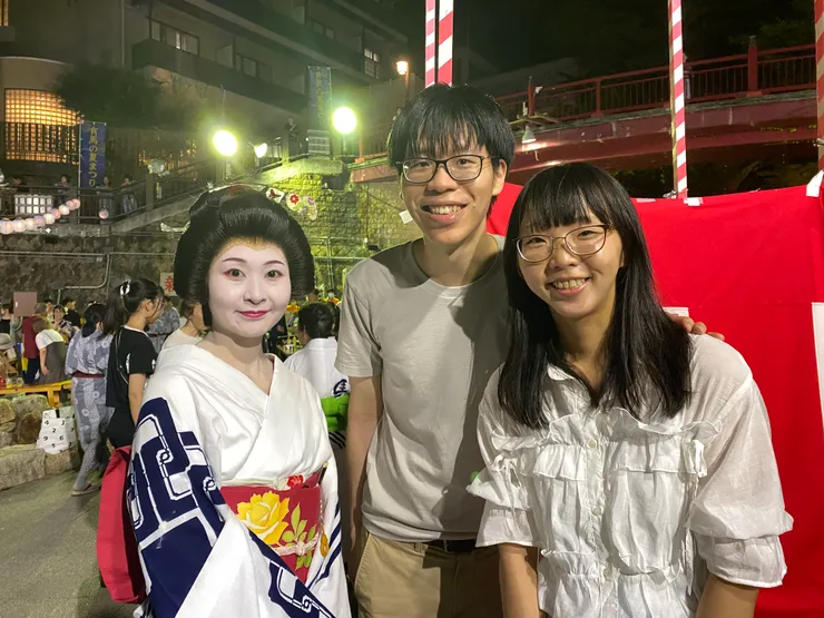 我問YO說開心嗎?他說：「還可以，但如果有藥局就更好了🤣。」