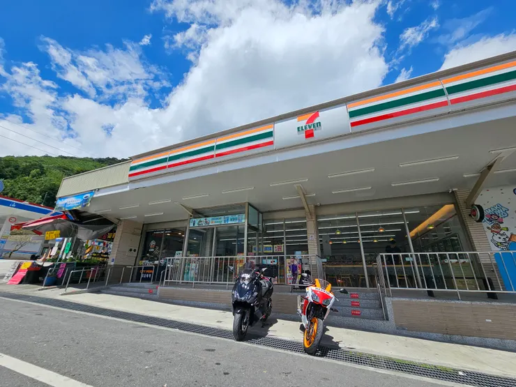 南山7-11小憩，只有我們兩台車XD