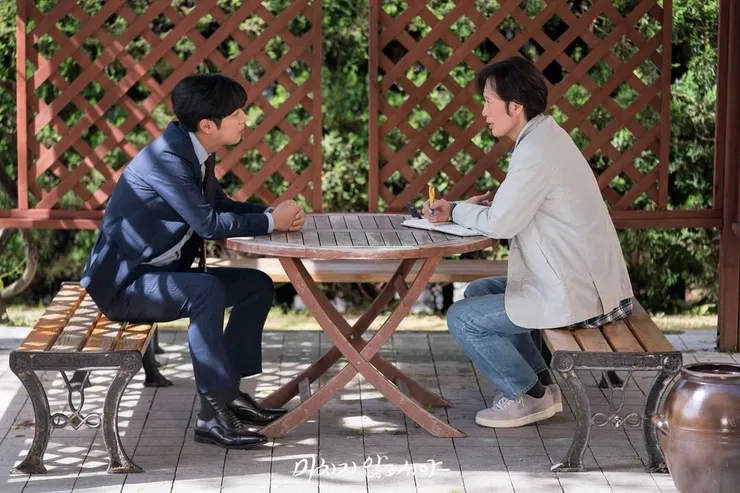 崔磐石這個角色表面上看起來好像很悲情，但其實超級反差萌，比如說他的筆竟然是小小兵。圖片cr ig：mbcdrama_now