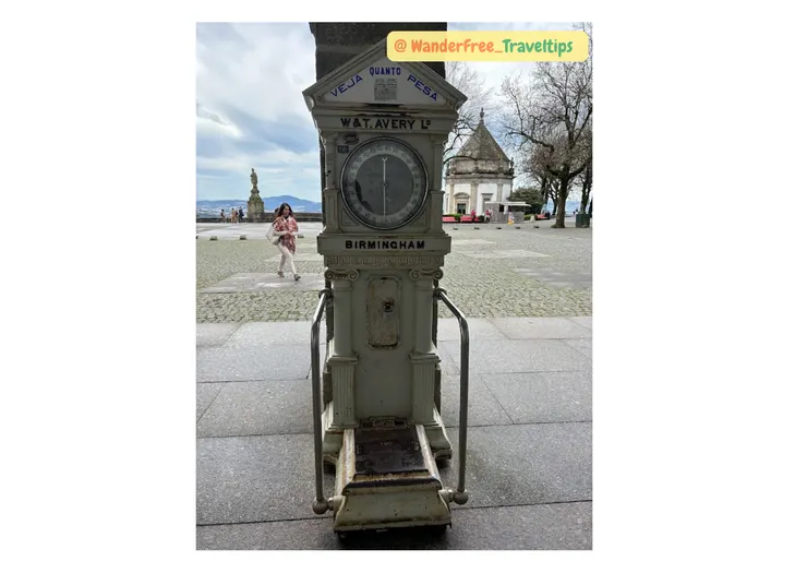 宗教聖品販售店鋪前的有趣古老體重計