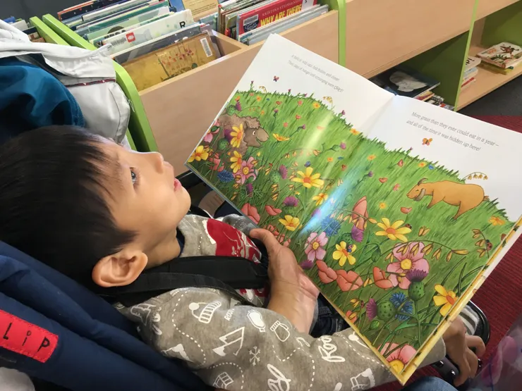 在澳洲聽故事的祐很開心,他喜歡圖書館。2019