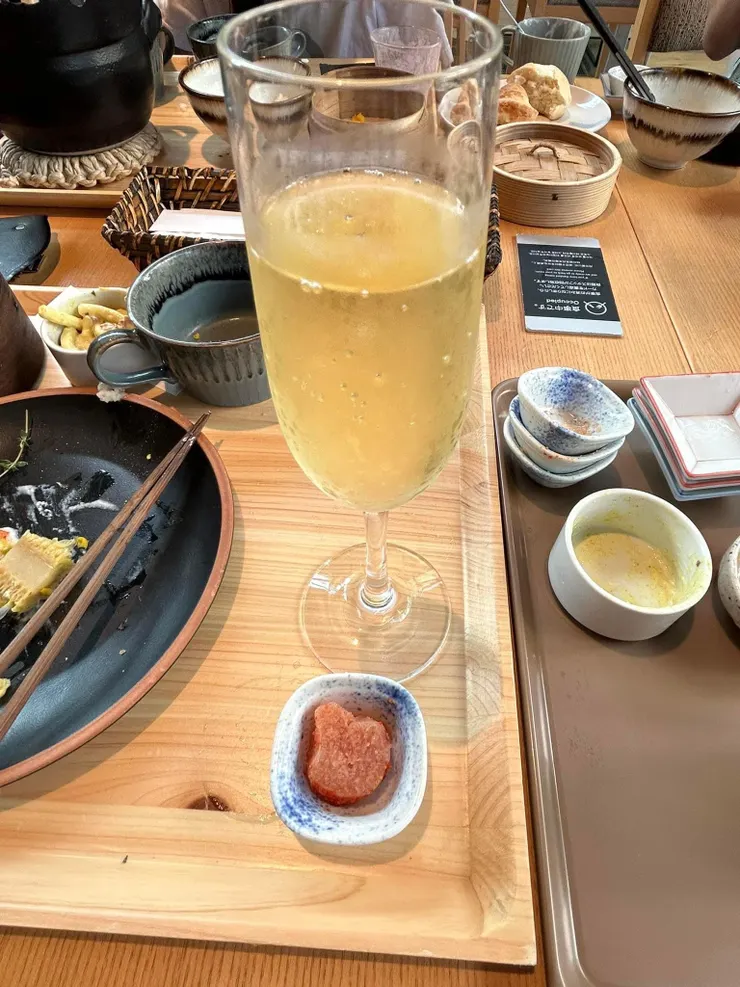 香檳，明太子和小碟子