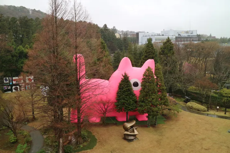 與觀眾如躲貓貓般互動的巨大作品《粉紅貓小林先生》