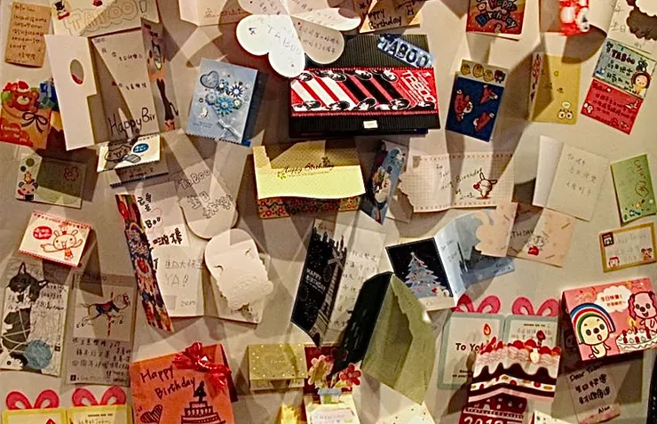 牆上貼著客人們送給塔布的手作卡片