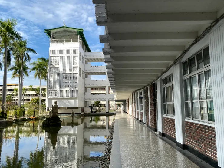 三信家商波浪大樓一樓走廊呈平坦狀，屋頂則是起伏的波浪