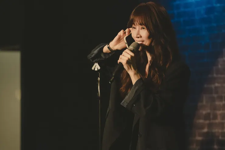 《忘了我記得》以單口喜劇為主題，卻被批評呈現不夠專業（劇照取自Netflix）