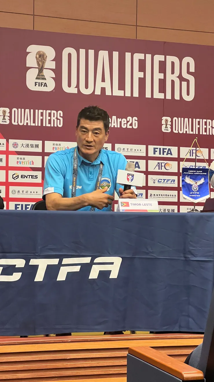 東帝汶韓國籍主帥 Park Sun-Tae 在記者會回答問題，需要經過韓文翻譯、英文翻譯，時間一久，現場記者就錯過了高鐵末班車。