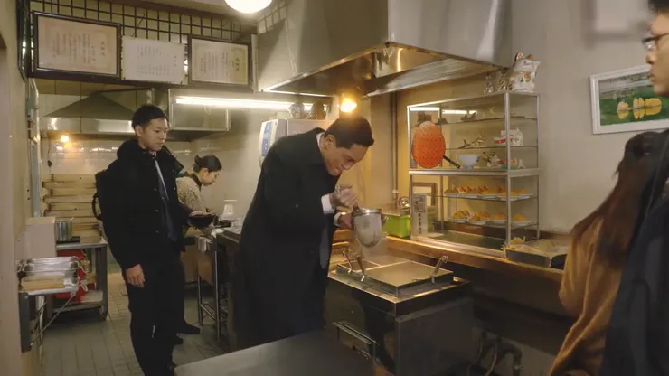 五郎自助淥烏冬（灼燙烏龍麵）的誇張模樣令人很想模仿（笑）