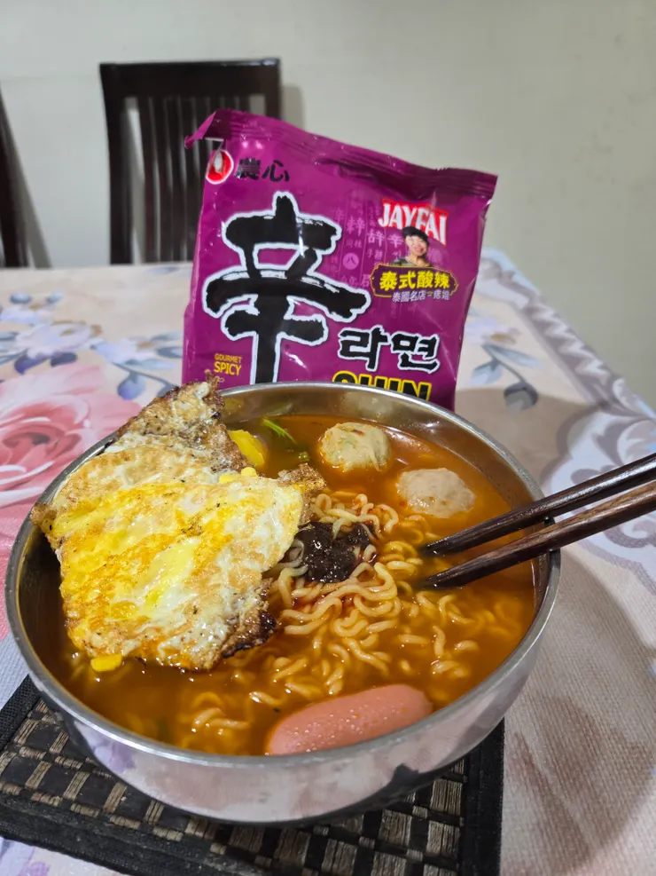 我怕放蛋在麵裡會走位蛋我另外煎再放上