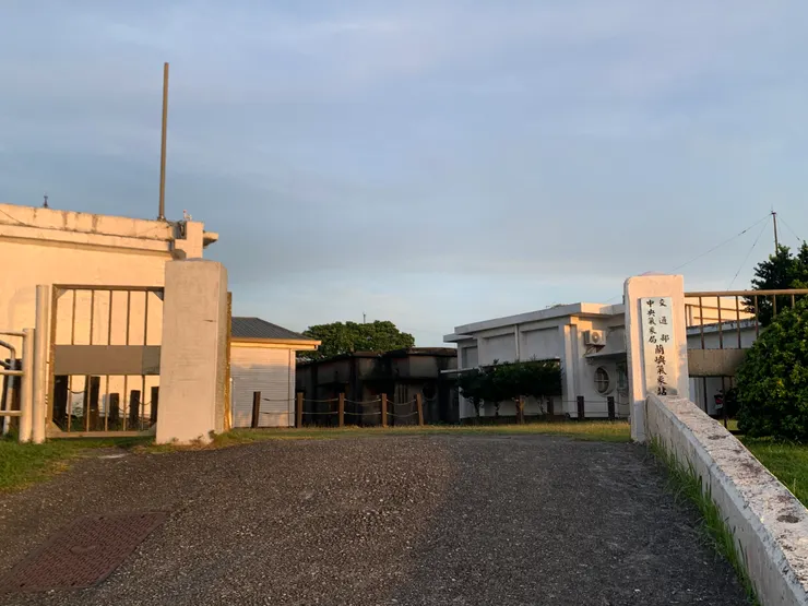 蘭嶼氣象站的大門，就算五點出頭這麼早的時間過來，門口依然是開啟的