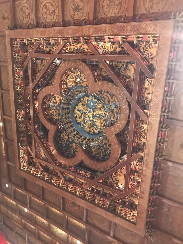 大廳天花板的梅花藻井設計