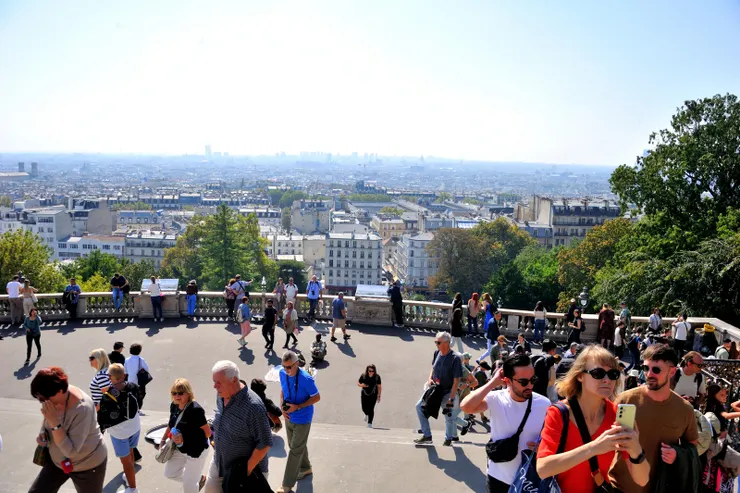 【白色聖心堂遊客如潮小販叫賣忙！教堂階梯前的廣場，可憑欄俯瞰市區。仔細看，除了遊客還在坐地叫賣的小販及街頭藝人。】