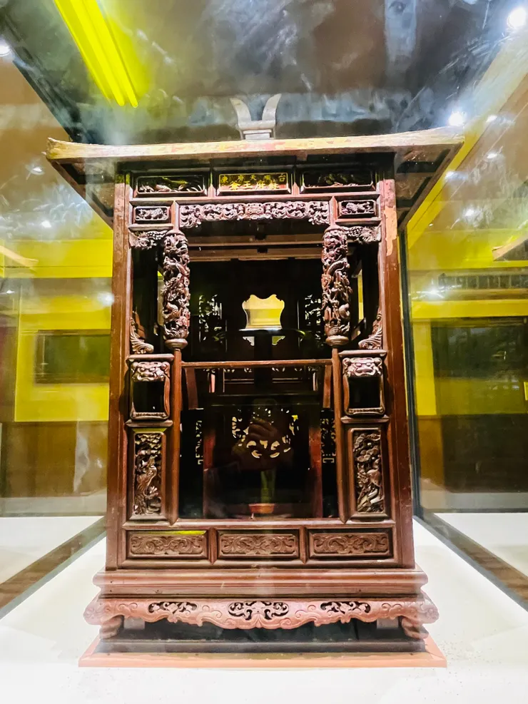 玻璃櫃上有些髒污,因此拍起來比較模糊,現場則能近距離觀察神轎的精緻做工