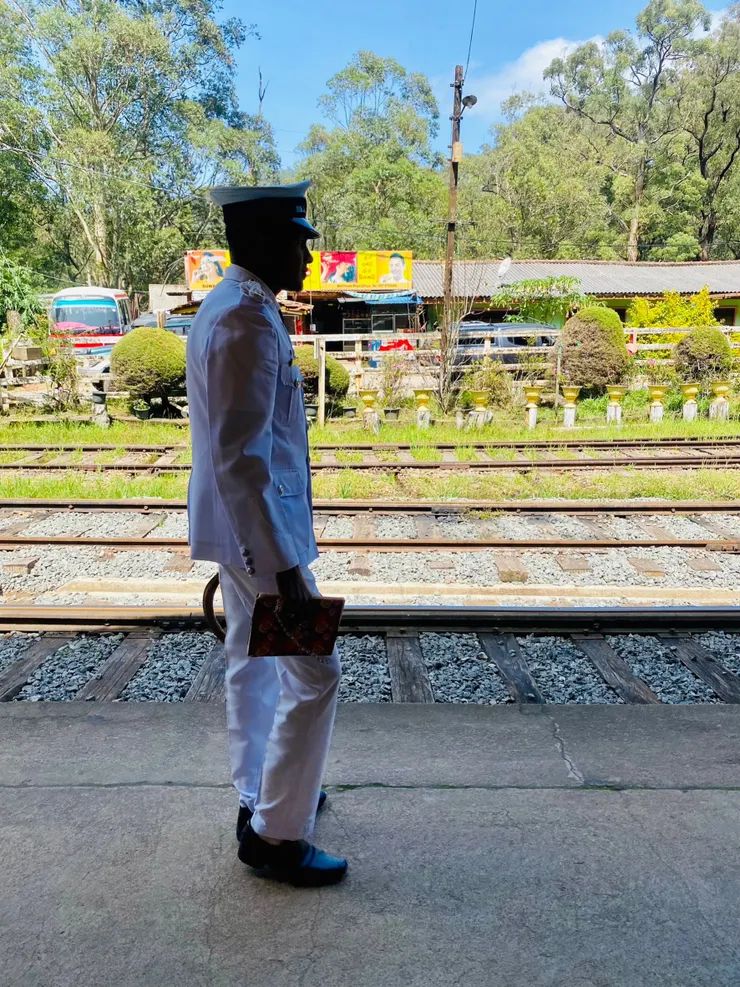 站長終於出來工作了，準備傳遞路牌