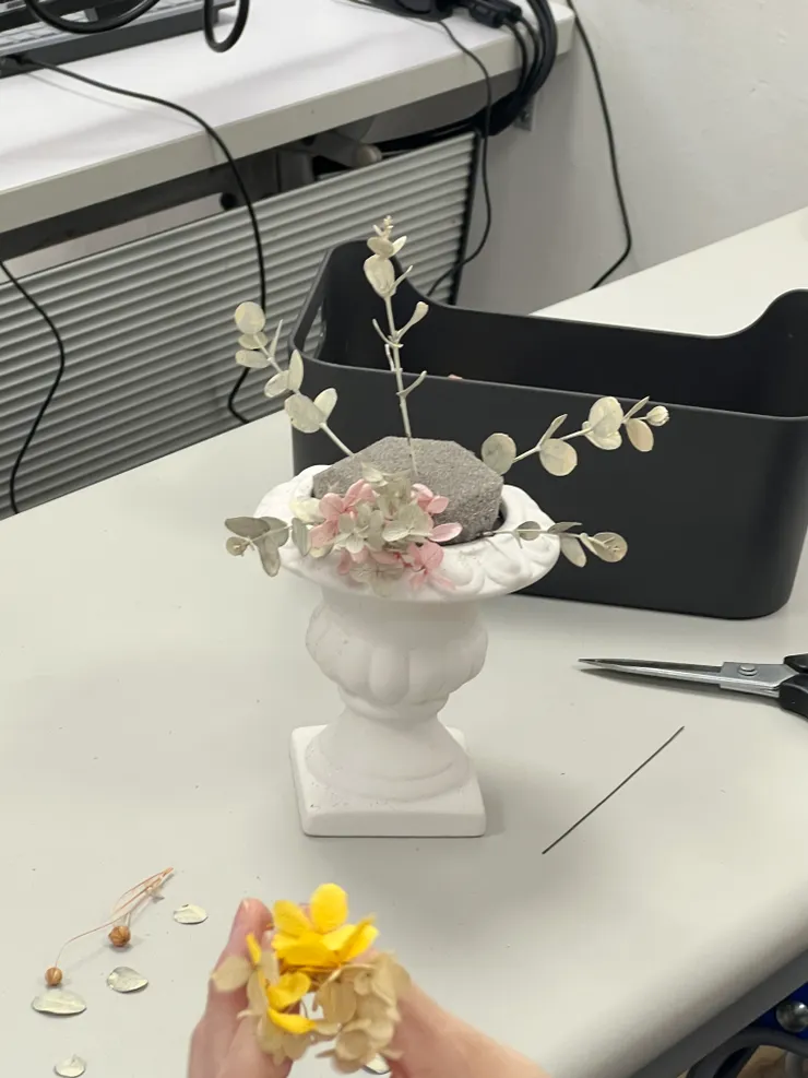 葉片間插入繡球