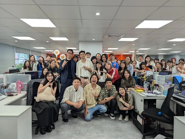 先勢公關集團董事長程振昌(小岳左)恰巧是小男孩樂團的吉他手,特地出席力挺快閃演出(照片來源:硬柿子工作室)