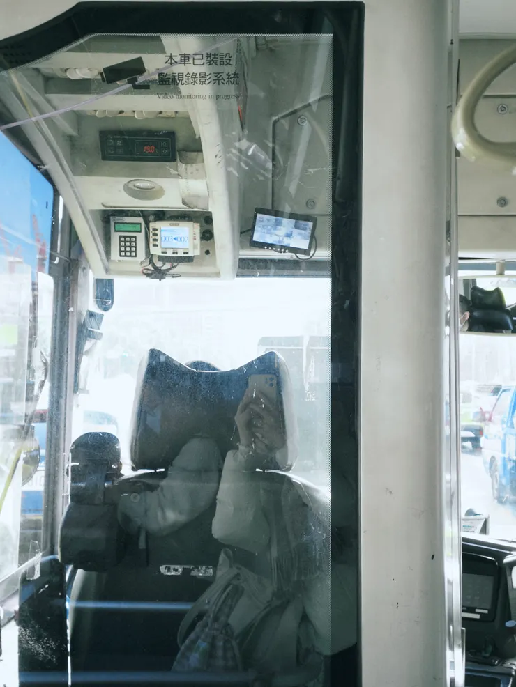 透過玻璃看著駕駛座上的儀表和窗外風景是第三個灰色