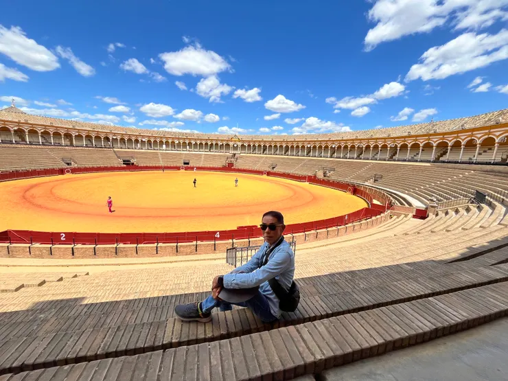 競技場的沙子含有礦物質， 在陽光照射下呈現耀眼的黃色。