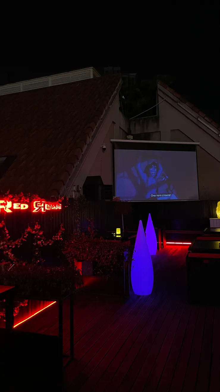 位於二樓的露天酒吧，超有氛圍感！