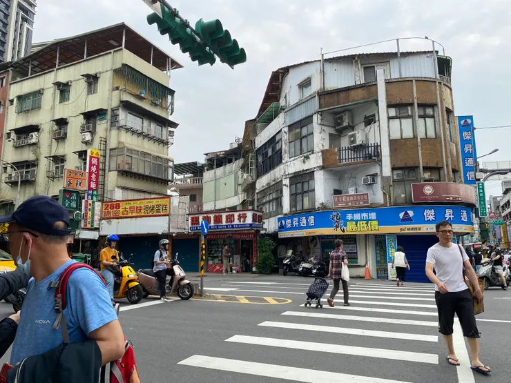 回望方才走過、夾在公寓裡的小徑。