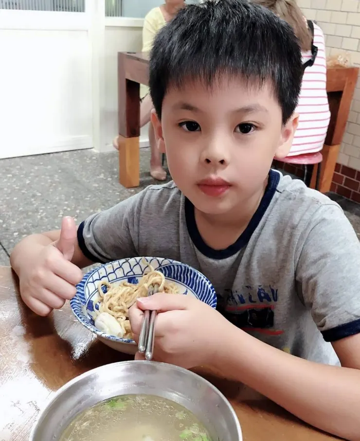 來張崽子小時候！真乖啊！