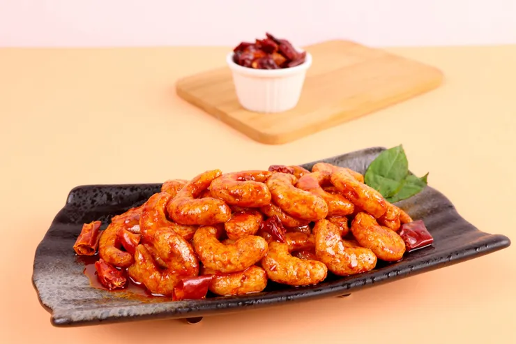 許多網友敲碗辣味素食蝦，愛雅超寵粉！研發出三分鐘上桌，從嘴饞零嘴到一人獨享餐通通搞定的18香辣蝦新品。（資料來源：愛雅辣呦）