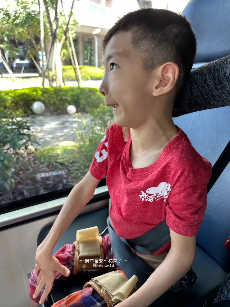 為了安全，一個人一個位置，同時要繫好安全帶。