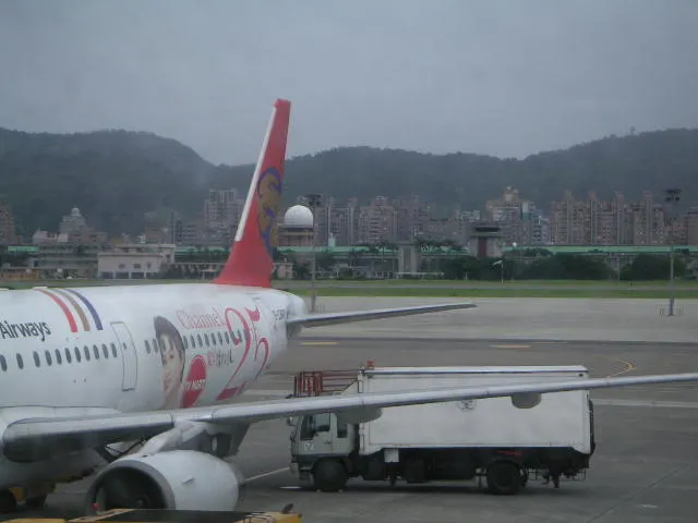 這是復興航空的劉嘉玲彩繪機!機型是空中巴士A321型窄體單走道客機!