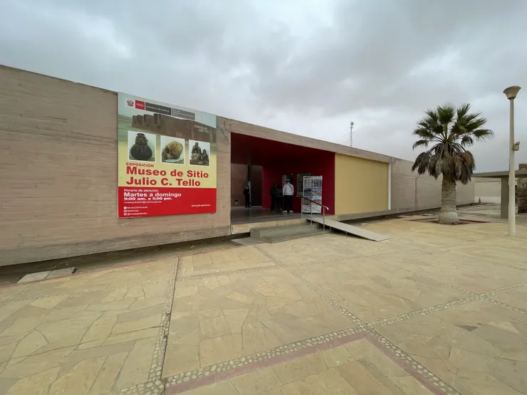 博物館外的大海報就是主打頭骨