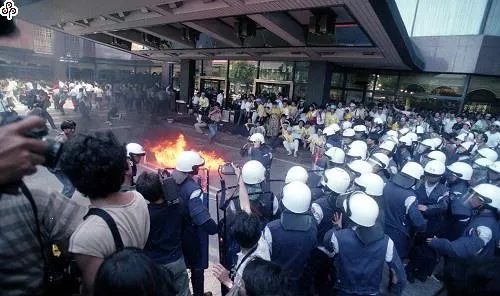 國內街頭抗爭首度出現汽油彈  1990.05.29